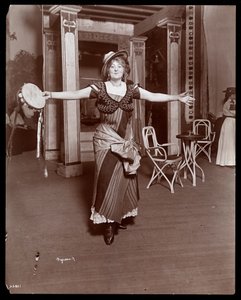 「黄金の西のバーレスクガール」の衣装を着たアメリアサマービル、1906年（銀ゼラチンプリント）